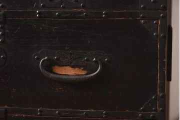 アンティーク家具　明治期　ヒノキ材　鋲金具が目を引く風格漂う重ね箪笥(観音箪笥、衣裳箪笥、時代箪笥)(R-040596)