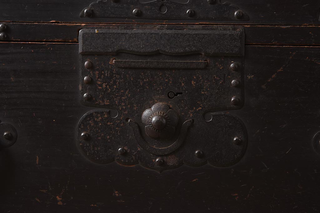 アンティーク家具　明治期　ヒノキ材　鋲金具が目を引く風格漂う重ね箪笥(観音箪笥、衣裳箪笥、時代箪笥)(R-040596)