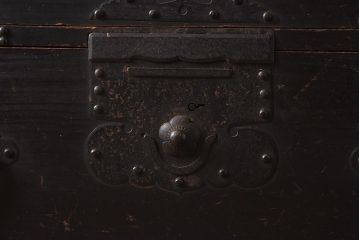 アンティーク家具　明治期　ヒノキ材　鋲金具が目を引く風格漂う重ね箪笥(観音箪笥、衣裳箪笥、時代箪笥)(R-040596)