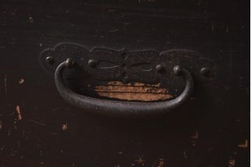 アンティーク家具　明治期　ヒノキ材　鋲金具が目を引く風格漂う重ね箪笥(観音箪笥、衣裳箪笥、時代箪笥)(R-040596)