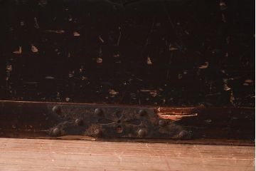 アンティーク家具　明治期　ヒノキ材　鋲金具が目を引く風格漂う重ね箪笥(観音箪笥、衣裳箪笥、時代箪笥)(R-040596)