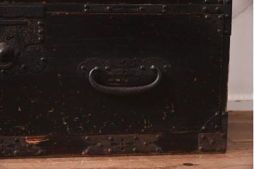 アンティーク家具　明治期　ヒノキ材　鋲金具が目を引く風格漂う重ね箪笥(観音箪笥、衣裳箪笥、時代箪笥)(R-040596)