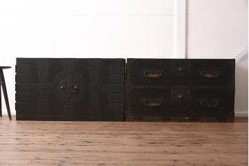 アンティーク家具　明治期　ヒノキ材　鋲金具が目を引く風格漂う重ね箪笥(観音箪笥、衣裳箪笥、時代箪笥)(R-040596)