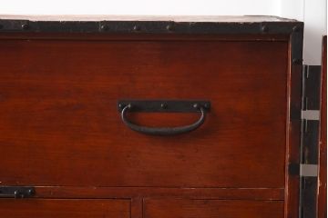 アンティーク家具　明治期　ヒノキ材　鋲金具が目を引く風格漂う重ね箪笥(観音箪笥、衣裳箪笥、時代箪笥)(R-040596)