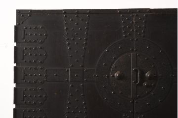 アンティーク家具　明治期　ヒノキ材　鋲金具が目を引く風格漂う重ね箪笥(観音箪笥、衣裳箪笥、時代箪笥)(R-040596)