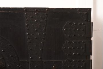 アンティーク家具　明治期　ヒノキ材　鋲金具が目を引く風格漂う重ね箪笥(観音箪笥、衣裳箪笥、時代箪笥)(R-040596)