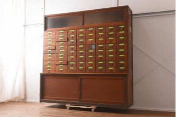 アンティーク家具　収納力抜群!　珍しいデザインのレトロなキャビネット(薬棚、戸棚、チェスト)(R-040599)