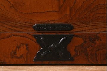 中古　伝統工芸　岩谷堂箪笥　天板栗材　美しい杢目と黒い金具が魅力の整理箪笥(衣装箪笥、引き出し、和タンス)(R-040604)