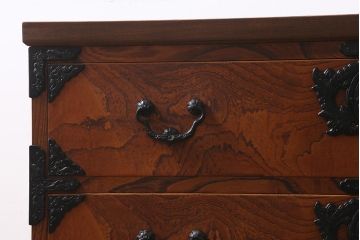 中古　伝統工芸　岩谷堂箪笥　天板栗材　美しい杢目と黒い金具が魅力の整理箪笥(衣装箪笥、引き出し、和タンス)(R-040605)