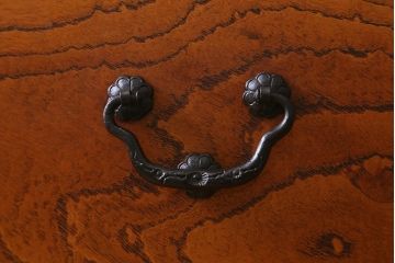 中古　伝統工芸　岩谷堂箪笥　天板栗材　美しい杢目と黒い金具が魅力の整理箪笥(衣装箪笥、引き出し、和タンス)(R-040605)