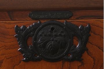 中古　伝統工芸　岩谷堂箪笥　天板栗材　美しい杢目と黒い金具が魅力の整理箪笥(衣装箪笥、引き出し、和タンス)(R-040605)