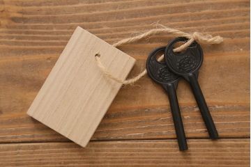 中古　伝統工芸　岩谷堂箪笥　天板栗材　美しい杢目と黒い金具が魅力の整理箪笥(衣装箪笥、引き出し、和タンス)(R-040605)