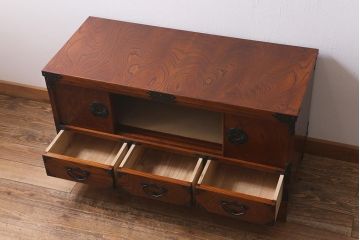 リメイク家具　岩谷堂箪笥　美しい杢目と黒い金具が魅力の脚付き箪笥ローボード(整理箪笥、和タンス)(R-040606)