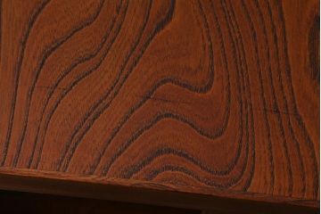 リメイク家具　岩谷堂箪笥　美しい杢目と黒い金具が魅力の脚付き箪笥ローボード(整理箪笥、和タンス)(R-040606)