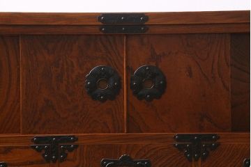 リメイク家具　岩谷堂箪笥　美しい杢目と黒い金具が魅力の脚付き箪笥ローボード(整理箪笥、和タンス)(R-040606)