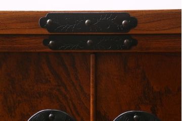 リメイク家具　岩谷堂箪笥　美しい杢目と黒い金具が魅力の脚付き箪笥ローボード(整理箪笥、和タンス)(R-040606)