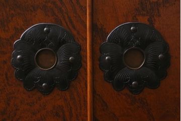 リメイク家具　岩谷堂箪笥　美しい杢目と黒い金具が魅力の脚付き箪笥ローボード(整理箪笥、和タンス)(R-040606)