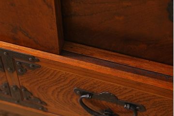 リメイク家具　岩谷堂箪笥　美しい杢目と黒い金具が魅力の脚付き箪笥ローボード(整理箪笥、和タンス)(R-040606)
