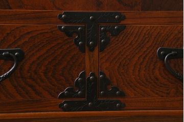 リメイク家具　岩谷堂箪笥　美しい杢目と黒い金具が魅力の脚付き箪笥ローボード(整理箪笥、和タンス)(R-040606)