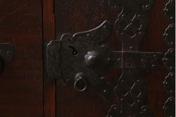 アンティーク家具　明治期　鉄脚リメイク　インダストリアルな雰囲気漂う時代箪笥ローボード(テレビ台、リビングボード、チェスト)(R-40608)