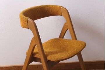ヴィンテージ家具　北欧ビンテージ　温かみのある黄色のファブリックが素敵なダイニングチェア(椅子)(R-040614)