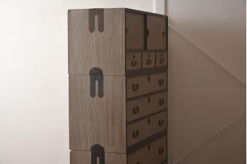 【簡易リペア限定品】アンティーク建具　和製アンティーク　昭和中期　総桐材　黒檀材　古い木肌が味わい深い上手物の3段重ね箪笥(衣装箪笥、引き出し、桐箪笥、桐たんす、和タンス、収納箪笥)(R-040622)
