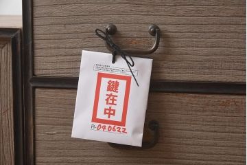 【簡易リペア限定品】アンティーク建具　和製アンティーク　昭和中期　総桐材　黒檀材　古い木肌が味わい深い上手物の3段重ね箪笥(衣装箪笥、引き出し、桐箪笥、桐たんす、和タンス、収納箪笥)(R-040622)