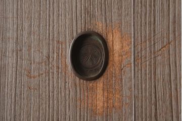 アンティーク家具　和製アンティーク　昭和中期　総桐材　黒檀材　古い木肌が味わい深い上手物の3段重ね箪笥(衣装箪笥、引き出し、桐箪笥、桐たんす、和タンス、収納箪笥)(R-040622)
