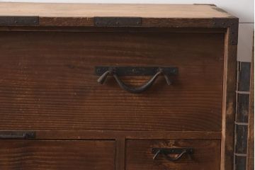 アンティーク家具　和製アンティーク　明治期　 観音開き戸　前面桐材　隠し付き　十字金具が魅力的な重ね箪笥(観音箪笥、衣装箪笥、引き出し、桐箪笥、桐たんす)(R-040624)