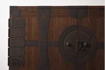 アンティーク家具　和製アンティーク　明治期　 観音開き戸　前面桐材　隠し付き　十字金具が魅力的な重ね箪笥(観音箪笥、衣装箪笥、引き出し、桐箪笥、桐たんす)(R-040624)