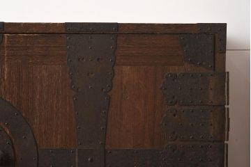 アンティーク家具　和製アンティーク　明治期　 観音開き戸　前面桐材　隠し付き　十字金具が魅力的な重ね箪笥(観音箪笥、衣装箪笥、引き出し、桐箪笥、桐たんす)(R-040624)