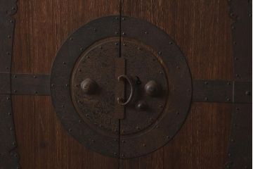 アンティーク家具　和製アンティーク　明治期　 観音開き戸　前面桐材　隠し付き　十字金具が魅力的な重ね箪笥(観音箪笥、衣装箪笥、引き出し、桐箪笥、桐たんす)(R-040624)