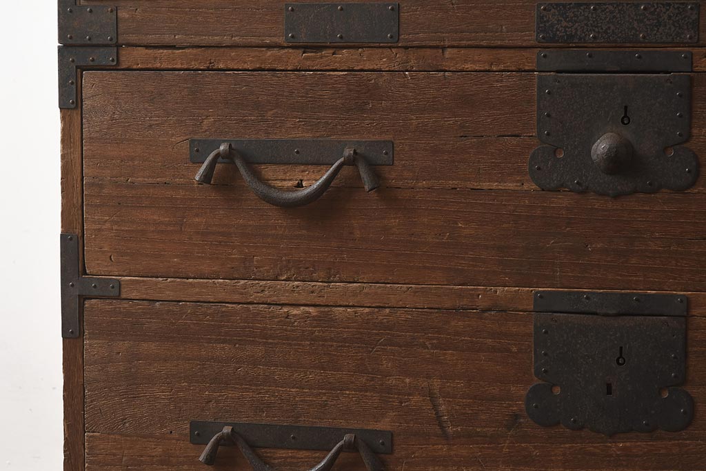 アンティーク家具　和製アンティーク　明治期　 観音開き戸　前面桐材　隠し付き　十字金具が魅力的な重ね箪笥(観音箪笥、衣装箪笥、引き出し、桐箪笥、桐たんす)(R-040624)