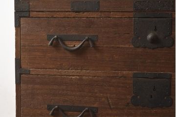 アンティーク家具　和製アンティーク　明治期　 観音開き戸　前面桐材　隠し付き　十字金具が魅力的な重ね箪笥(観音箪笥、衣装箪笥、引き出し、桐箪笥、桐たんす)(R-040624)