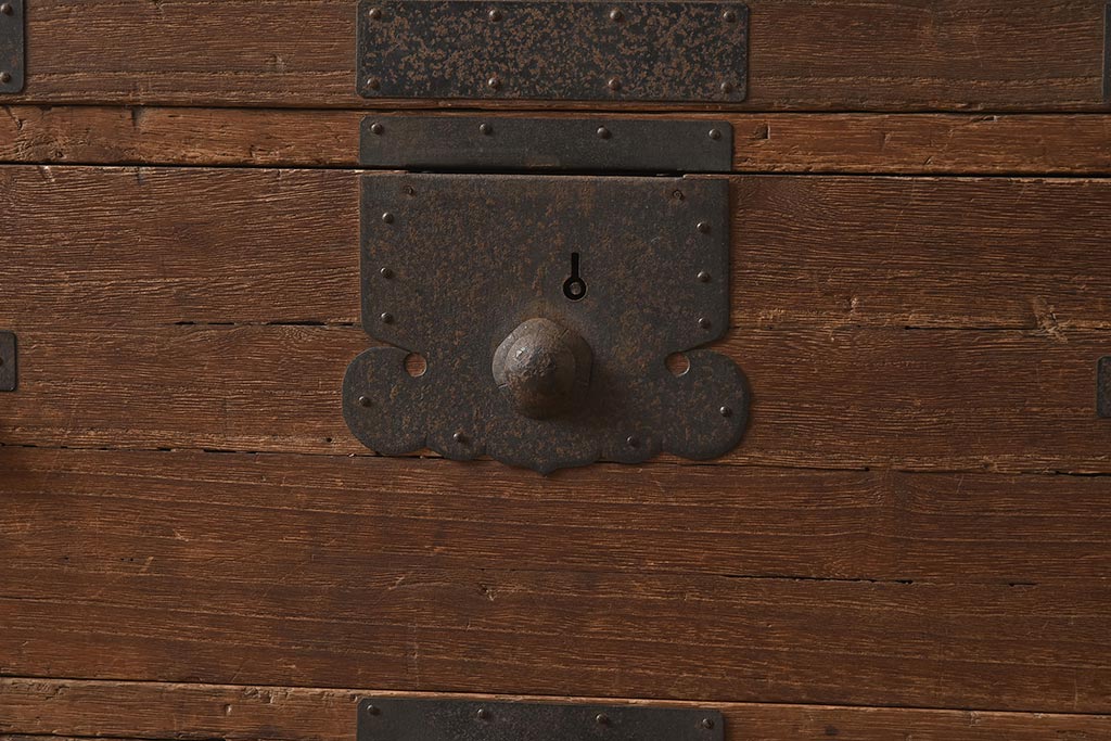 アンティーク家具　和製アンティーク　明治期　 観音開き戸　前面桐材　隠し付き　十字金具が魅力的な重ね箪笥(観音箪笥、衣装箪笥、引き出し、桐箪笥、桐たんす)(R-040624)