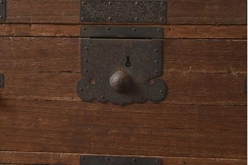 アンティーク家具　和製アンティーク　明治期　 観音開き戸　前面桐材　隠し付き　十字金具が魅力的な重ね箪笥(観音箪笥、衣装箪笥、引き出し、桐箪笥、桐たんす)(R-040624)