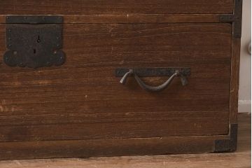 アンティーク家具　和製アンティーク　明治期　 観音開き戸　前面桐材　隠し付き　十字金具が魅力的な重ね箪笥(観音箪笥、衣装箪笥、引き出し、桐箪笥、桐たんす)(R-040624)