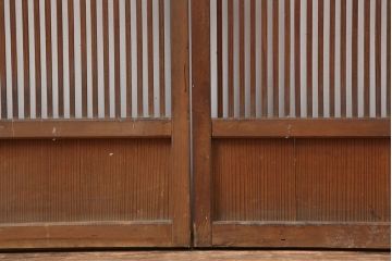 アンティーク建具 和製アンティーク　大正昭和初期　変わり手　中央が障子の珍しい格子戸2枚セット(引き戸、帯格子戸)(R-040627)