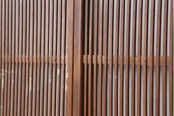 アンティーク建具 和製アンティーク　大正昭和初期　変わり手　中央が障子の珍しい格子戸2枚セット(引き戸、帯格子戸)(R-040627)