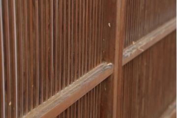 アンティーク建具 和製アンティーク　大正昭和初期　変わり手　中央が障子の珍しい格子戸2枚セット(引き戸、帯格子戸)(R-040627)