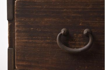 アンティーク家具　明治大正期　総桐材　落ち着いた雰囲気が魅力の衣裳箪笥(引き出し、ローチェスト、桐箪笥、桐たんす)(R-040630)