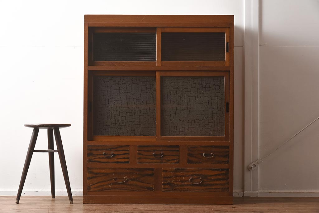 アンティーク家具　昭和中期　モールガラス　個性的なガラスの模様が目を惹く戸棚(収納棚、食器棚、キャビネット)(R-040631)