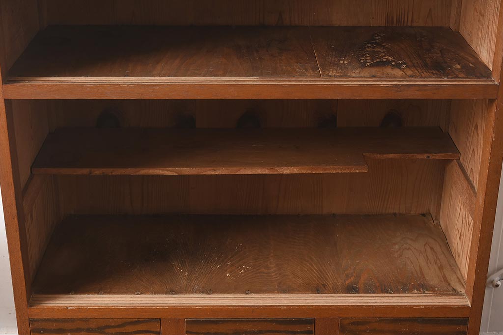 アンティーク家具　昭和中期　モールガラス　個性的なガラスの模様が目を惹く戸棚(収納棚、食器棚、キャビネット)(R-040631)