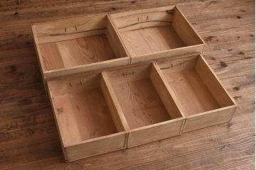 アンティーク家具　昭和中期　モールガラス　個性的なガラスの模様が目を惹く戸棚(収納棚、食器棚、キャビネット)(R-040631)