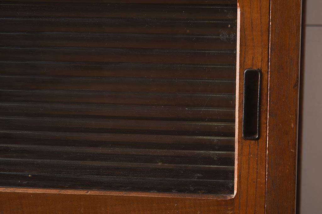 アンティーク家具　昭和中期　モールガラス　個性的なガラスの模様が目を惹く戸棚(収納棚、食器棚、キャビネット)(R-040631)