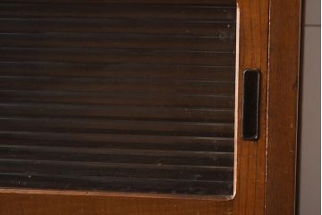 アンティーク家具　昭和中期　モールガラス　個性的なガラスの模様が目を惹く戸棚(収納棚、食器棚、キャビネット)(R-040631)