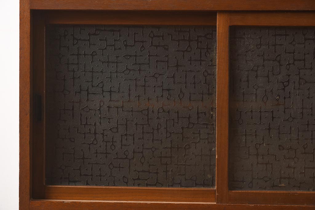 アンティーク家具　昭和中期　モールガラス　個性的なガラスの模様が目を惹く戸棚(収納棚、食器棚、キャビネット)(R-040631)