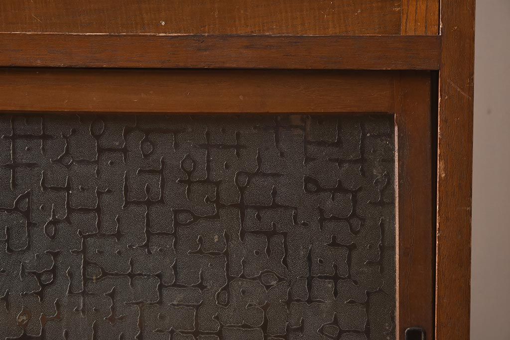 アンティーク家具　昭和中期　モールガラス　個性的なガラスの模様が目を惹く戸棚(収納棚、食器棚、キャビネット)(R-040631)