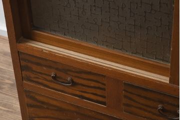 アンティーク家具　昭和中期　モールガラス　個性的なガラスの模様が目を惹く戸棚(収納棚、食器棚、キャビネット)(R-040631)