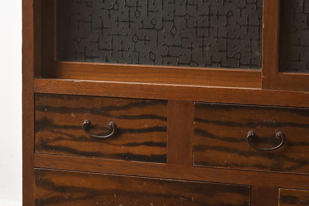 アンティーク家具　昭和中期　モールガラス　個性的なガラスの模様が目を惹く戸棚(収納棚、食器棚、キャビネット)(R-040631)